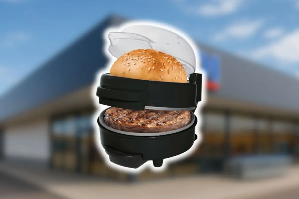 Máquina eléctrica para preparar hamburguesas con pan y carne dentro de una sandwichera negra sobre fondo de tienda Aldi desenfocada. Máquina eléctrica para preparar hamburguesas con pan y carne dentro de una sandwichera negra sobre fondo de tienda Aldi desenfocada.