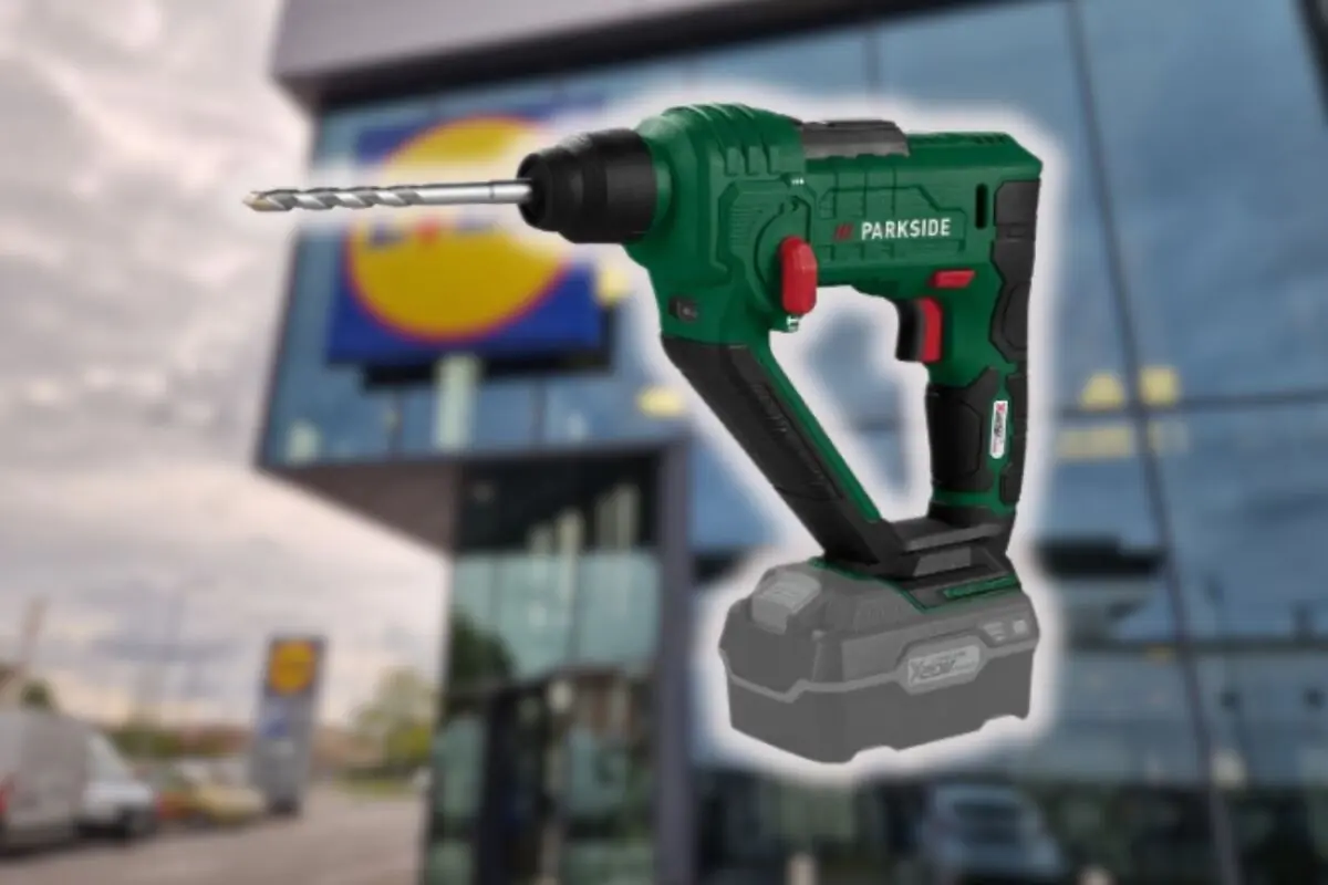 Taladro percutor inalámbrico verde de la marca Parkside sobre fondo desenfocado de la fachada de un supermercado
