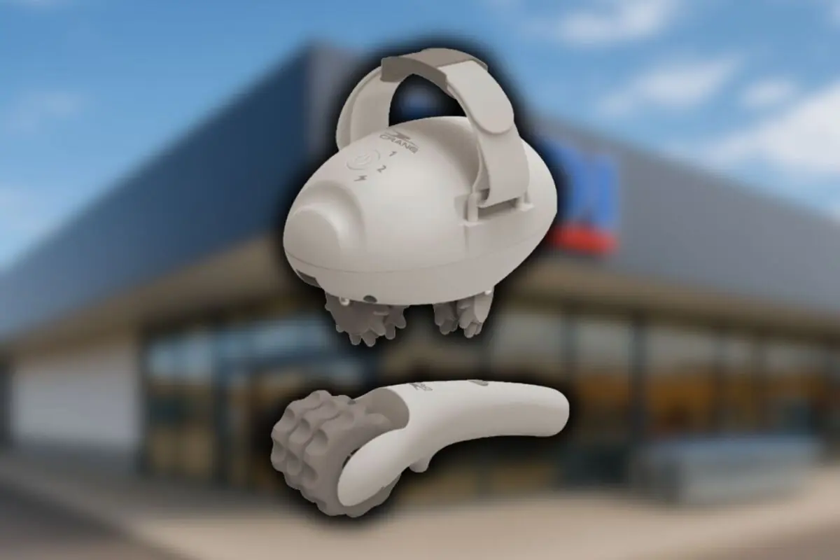 Dispositivos de masaje eléctricos de mano en color blanco y gris sobre un fondo desenfocado de fachada de tienda Aldi. Dispositivos de masaje eléctricos de mano en color blanco y gris sobre un fondo desenfocado de fachada de tienda Aldi.