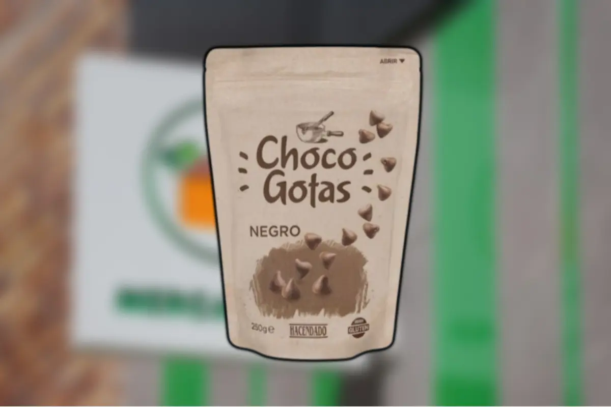Bolsa de chispas de chocolate negro marca Hacendado sobre fondo desenfocado