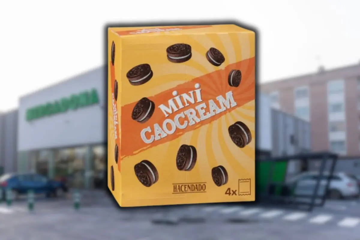 Caja de galletas Mini Caocream Hacendado en primer plano sobre un fondo desenfocado de supermercado Mercadona