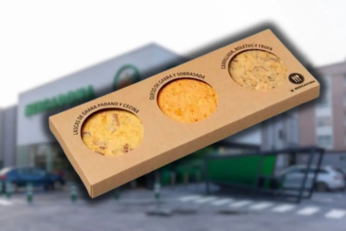Envase de cartón con tres quesos rallados de diferentes sabores frente a un supermercado Mercadona desenfocado
