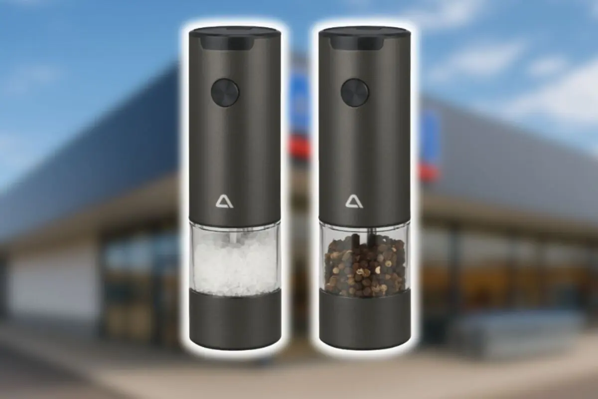 Molinillos eléctricos de sal y pimienta de diseño moderno en color negro sobre fondo desenfocado de una tienda Aldi. Molinillos eléctricos de sal y pimienta de diseño moderno en color negro sobre fondo desenfocado de una tienda Aldi.