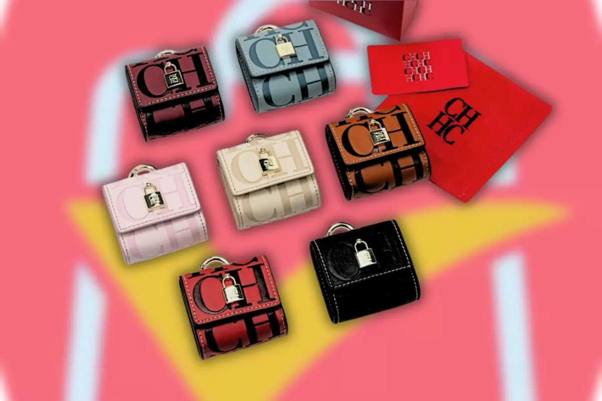 Montaje con varios bolsitos cuadrados de piel con estampado de letras CH y pequeño candado metálico en diferentes colores sobre el logo desenfocado de AliExpress