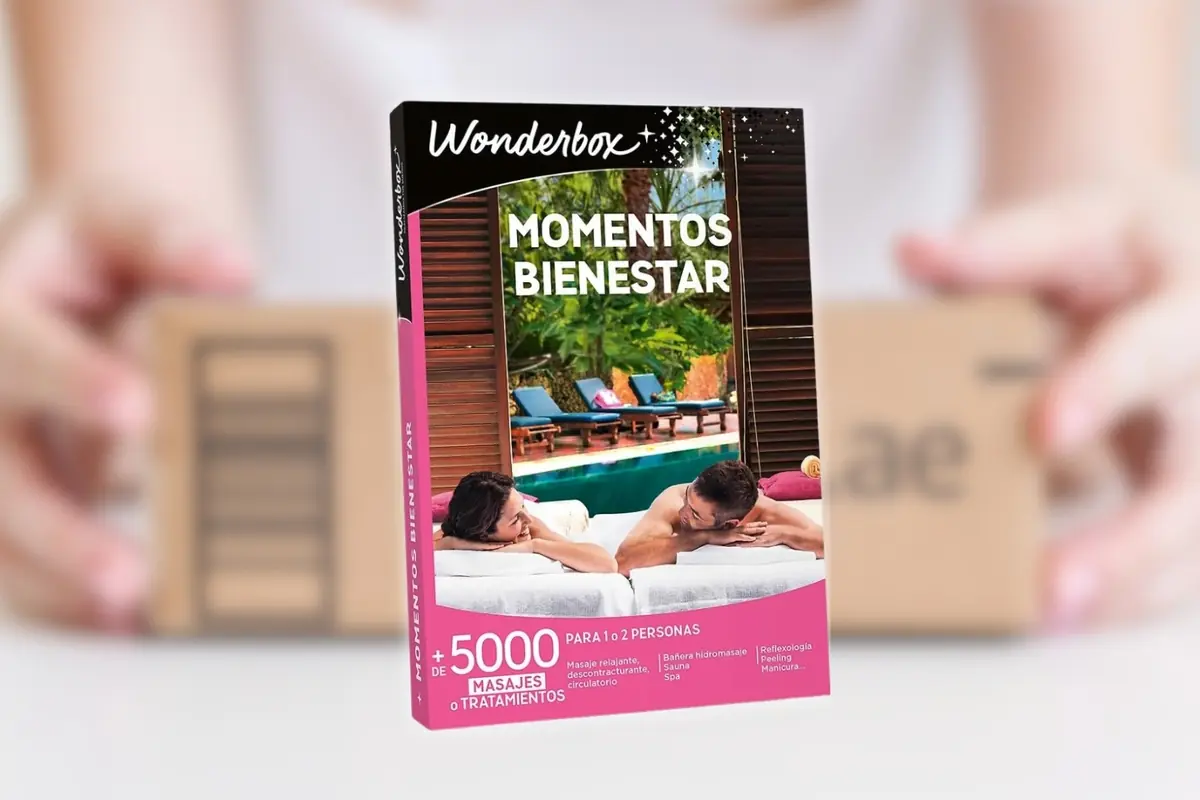 Montaje con caja regalo Wonderbox 'Momentos Bienestar' con foto de pareja recibiendo masaje en spa y de fondo una caja de Amazon desenfocada