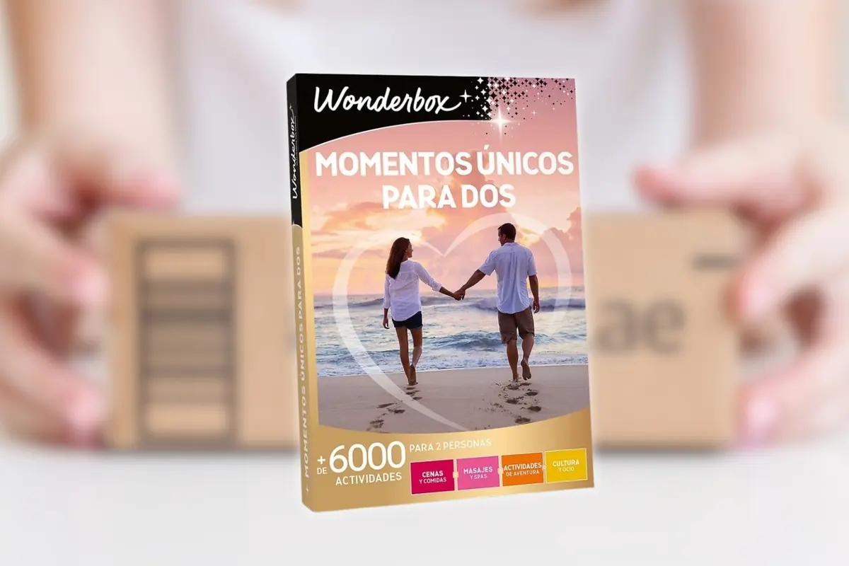 Montaje con caja regalo Wonderbox 'Momentos únicos para dos' con imagen de pareja caminando por la playa al atardecer y de fondo unas manos sosteniendo una caja desenfocada
