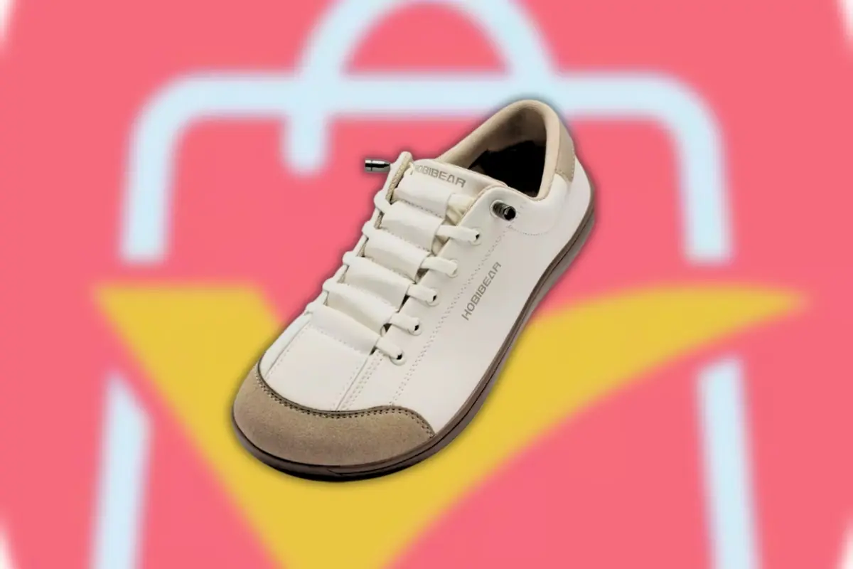 Montaje con zapato de la marca Hobibear sobre fondo rosa y el logo desenfocado de AliExpress