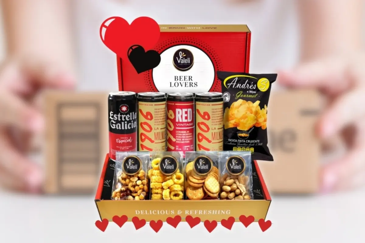 Caja regalo temática Beer Lovers con cervezas, acompañadas de patatas fritas gourmet y surtido de frutos secos y snacks sobre fondo desenfocado Caja regalo temática Beer Lovers con cervezas, acompañadas de patatas fritas gourmet y surtido de frutos secos y snacks sobre fondo desenfocado
