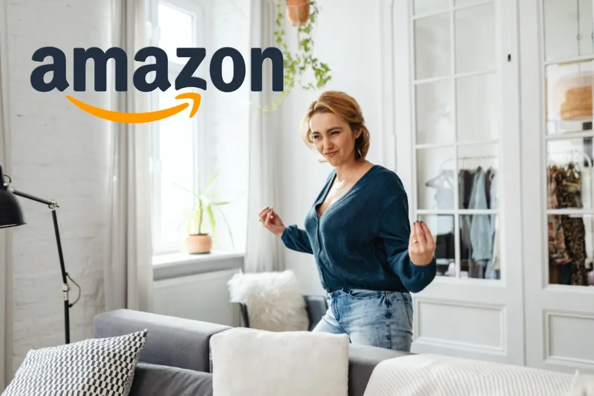 Montaje con mujer joven sonriendo y bailando en su sala de estar moderna, con el logo de Amazon sobreimpreso en la parte superior izquierda
