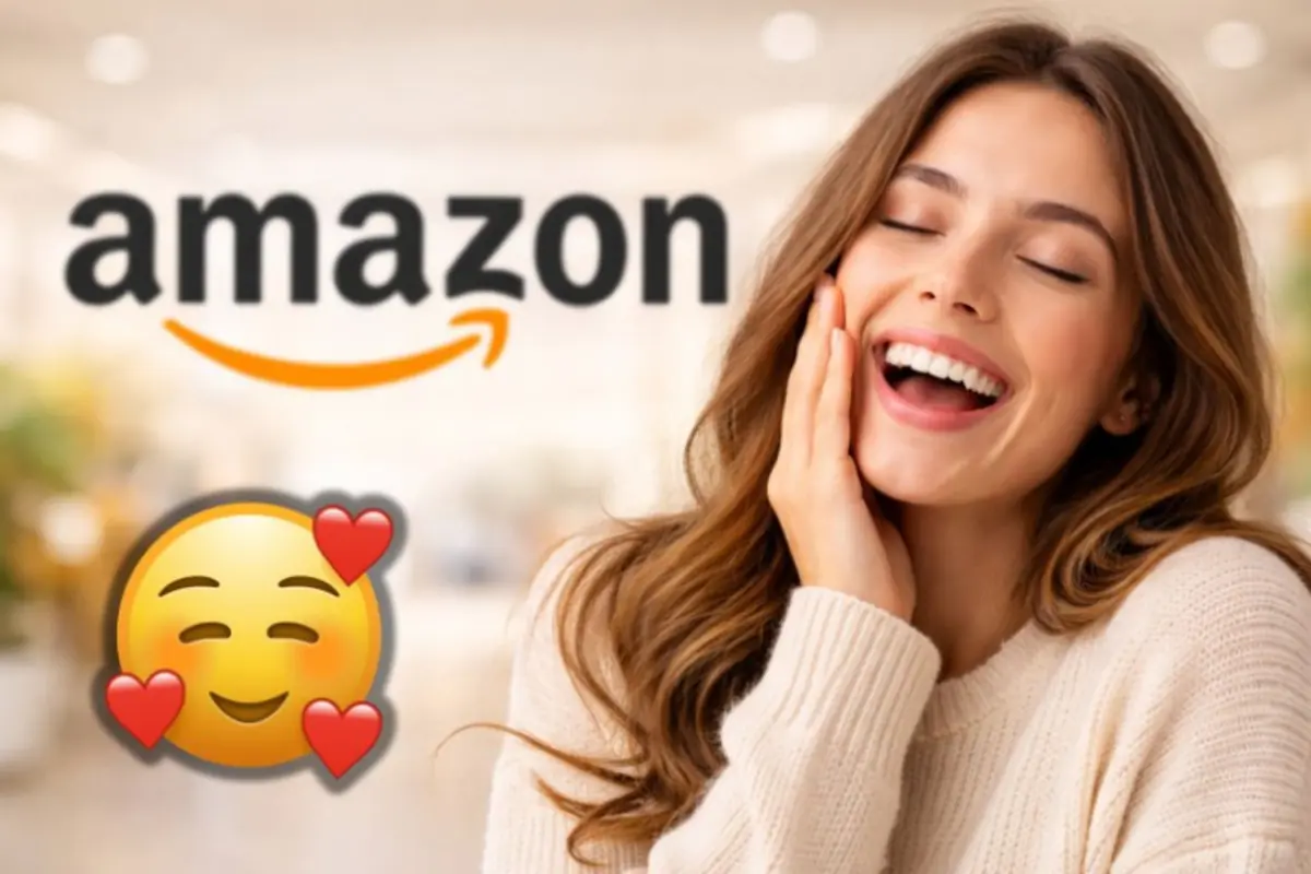 Mujer joven sonriendo feliz junto al logo de Amazon y un emoji enamorado