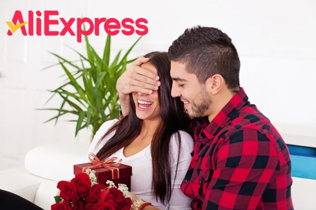Montaje con pareja joven sonriendo, mientras el hombre sorprende a la mujer con un regalo y un ramo de rosas, junto al logo de AliExpress