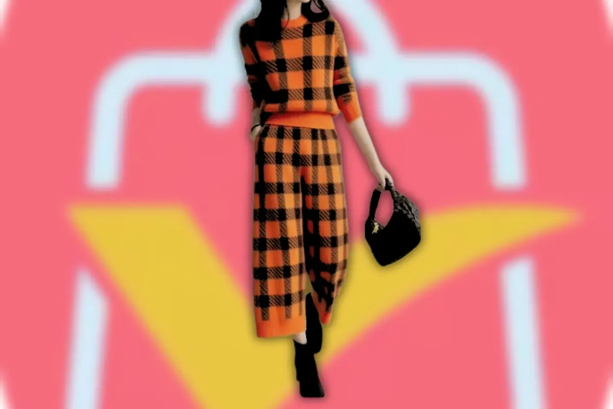 Montaje con mujer con conjunto de suéter y falda anaranjados a cuadros negros sosteniendo un bolso negro sobre fondo desenfocado del logo de AliExpress