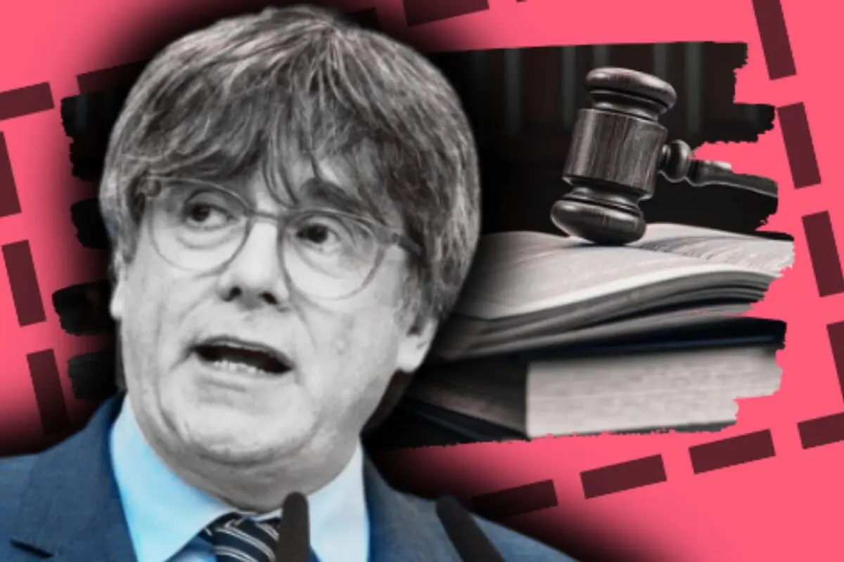 Carles Puigdemont vestido de traje hablando frente a un micrófono junto a un mazo de juez apoyado sobre un libro abierto sobre fondo rosa.