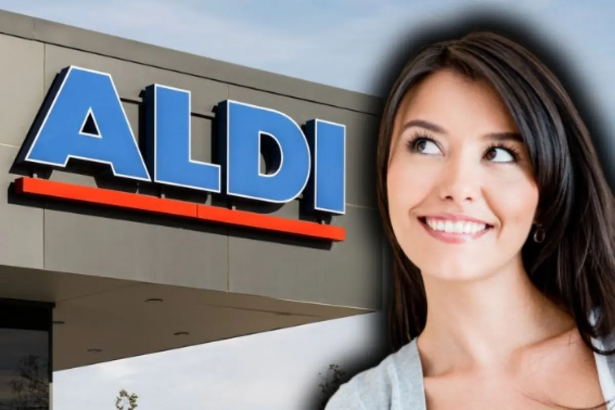 Mujer sonriente mirando hacia el letrero de la tienda ALDI.