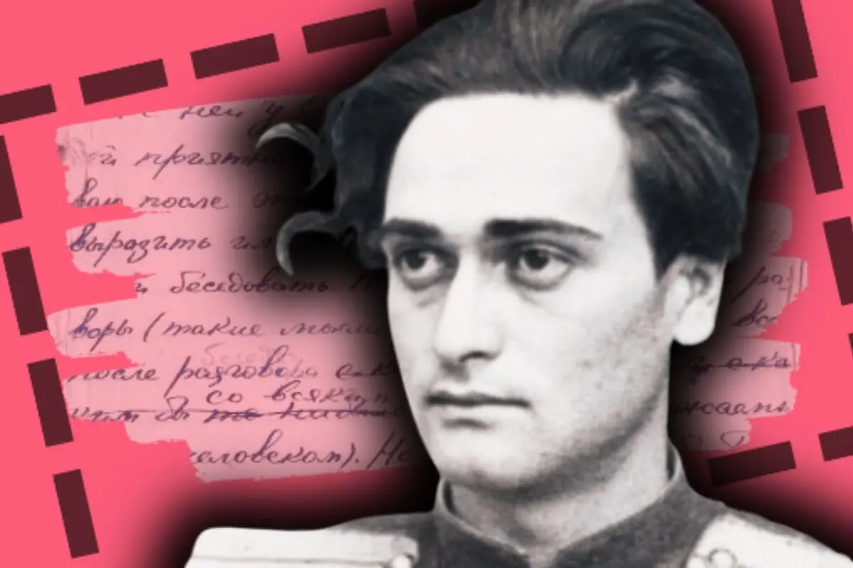 Retrat en blanc i negre de Vladímir Gelfand amb uniforme militar sobre un fons rosa amb fragments de text manuscrit en un altre idioma.