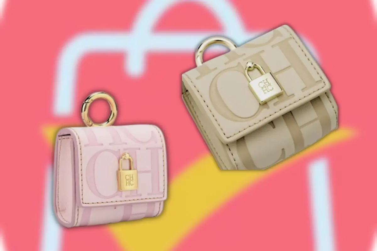 Montaje con dos mini bolsos de cuero en tonos rosa y beige con estampado de letras y cierre de candado dorado sobre un fondo con el logo de AliExpress difuminado