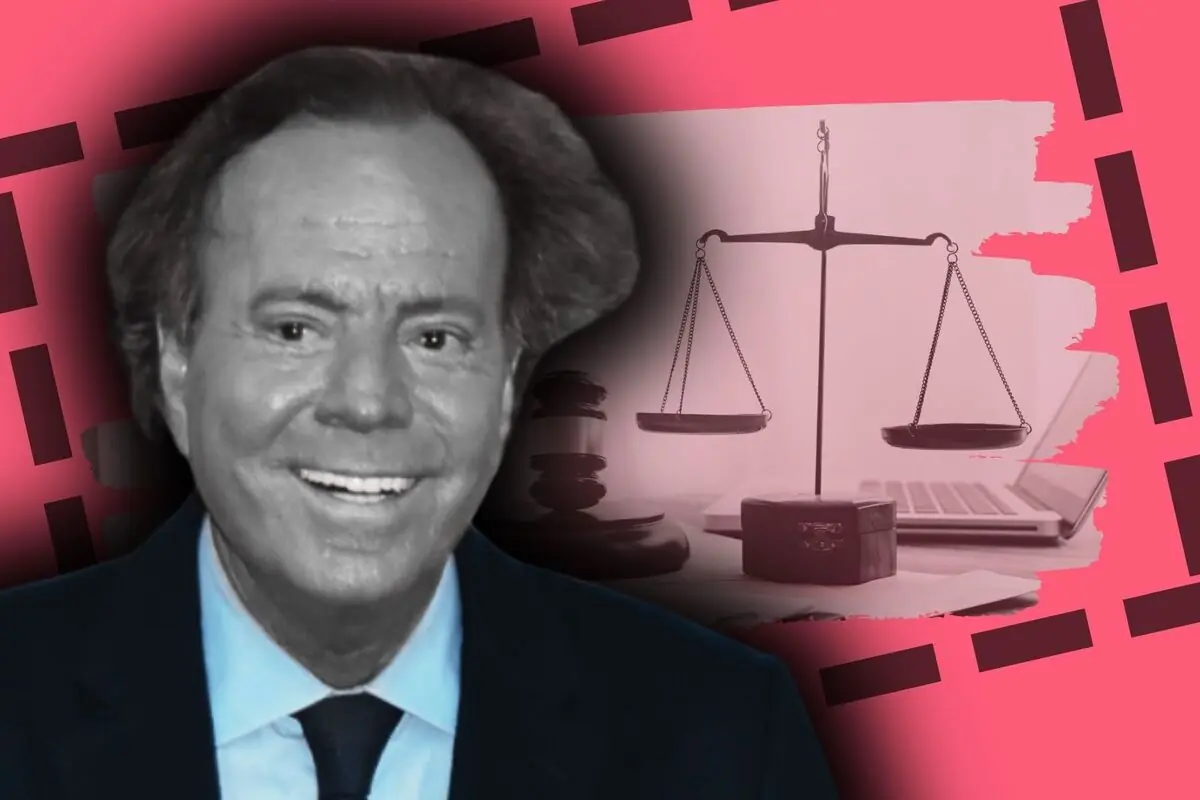 Julio Iglesias somrient en primer pla amb un fons rosa que mostra una balança de la justícia, un mall i un ordinador portàtil.
