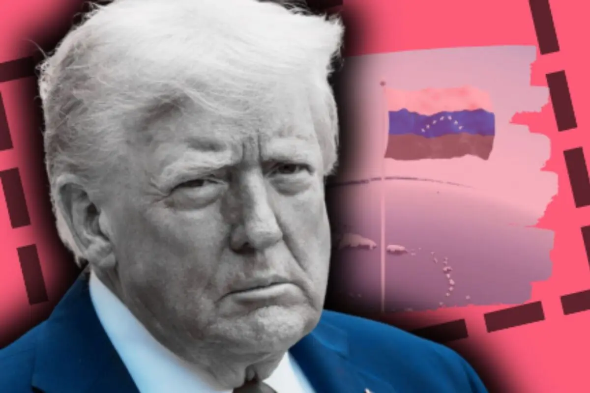 Donald Trump en primer pla amb un gest seriós sobre un fons rosa on es veu una bandera de Veneçuela onejant.