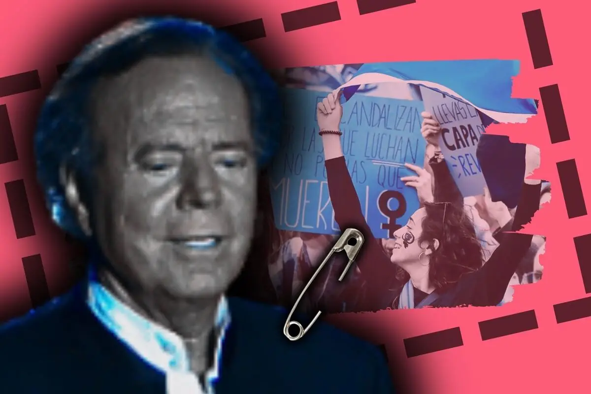 Muntatge amb el rostre de Julio Iglesias en primer pla i al fons una manifestació feminista amb pancartes blaves sobre un fons rosa i un imperdible metàl·lic superposat.
