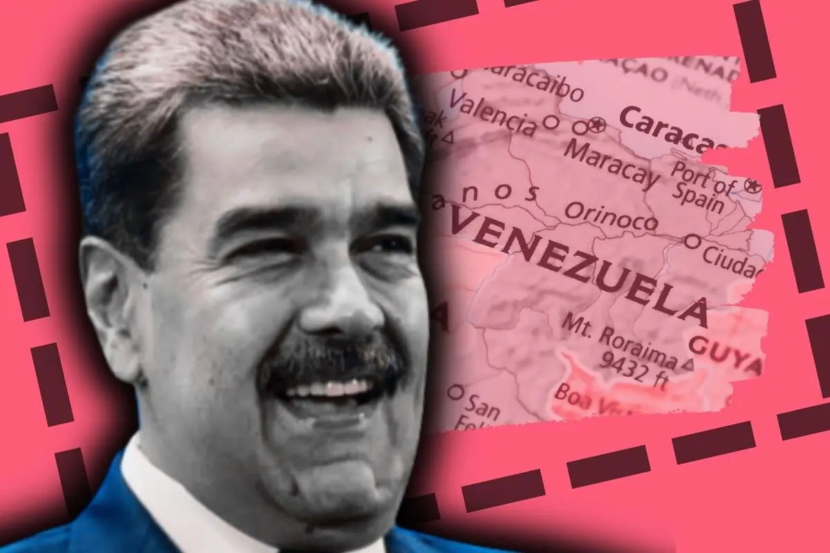 Muntatge gràfic amb el rostre somrient de Nicolás Maduro vestit amb vestit al costat d’un mapa de Veneçuela sobre fons rosa.