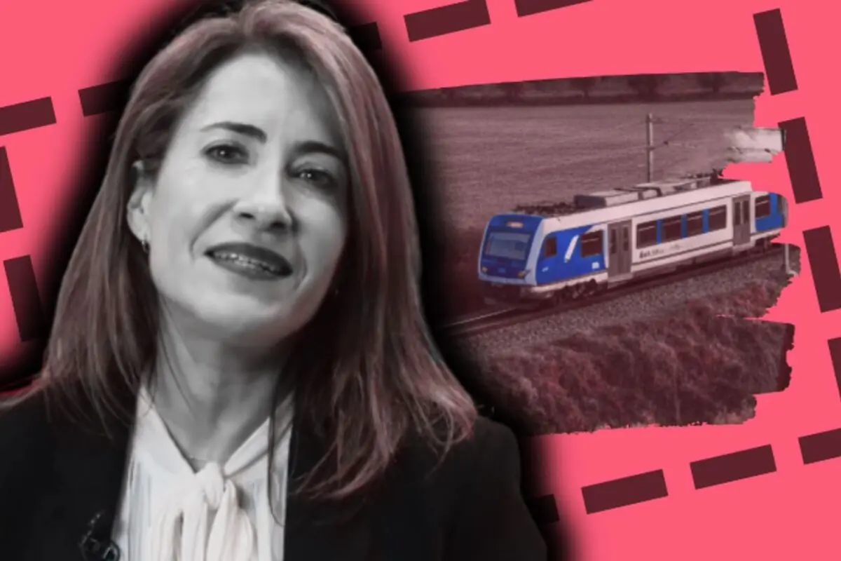 Raquel Sánchez, exministra, en primer pla en blanc i negre amb un tren blau i blanc en moviment sobre vies al fons sobre un disseny gràfic rosa.