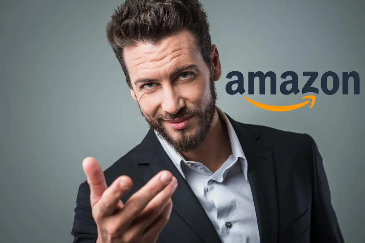 Montaje con hombre con barba y traje sonriendo, al tiempo que extiende la mano, frente al logotipo de Amazon
