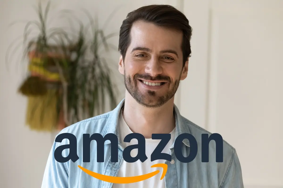 Montaje con hombre joven sonriente, con barba y camisa vaquera clara, y el logotipo de Amazon superpuesto en primer plano