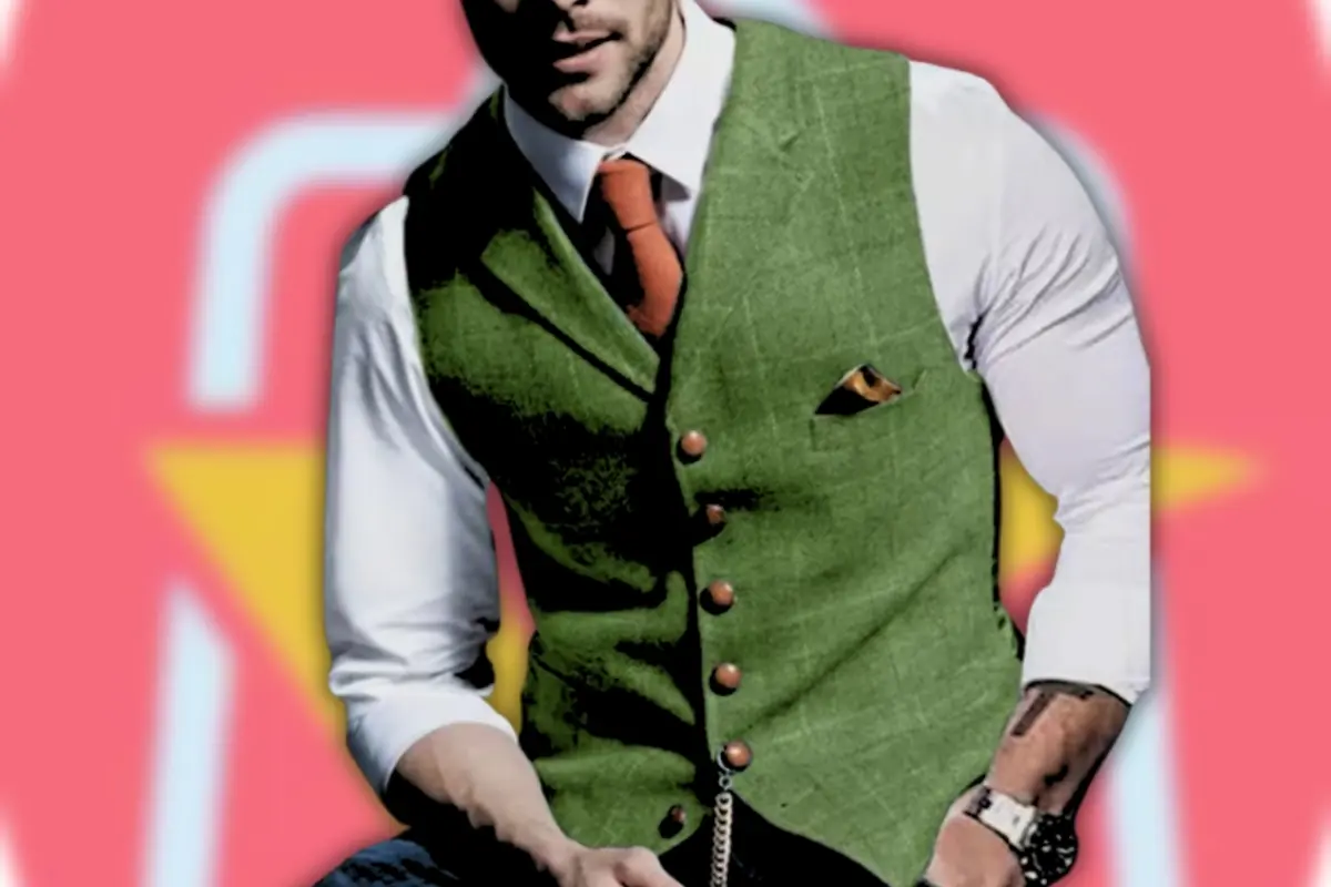 Montaje con hombre elegante con chaleco verde camisa blanca y corbata naranja sobre fondo desenfocado del logo de AliExpress
