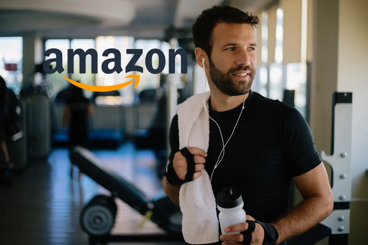 Montaje con hombre deportista en el gimnasio, con toalla y botella de agua escuchando música con auriculares, y el logotipo de Amazon al fondo
