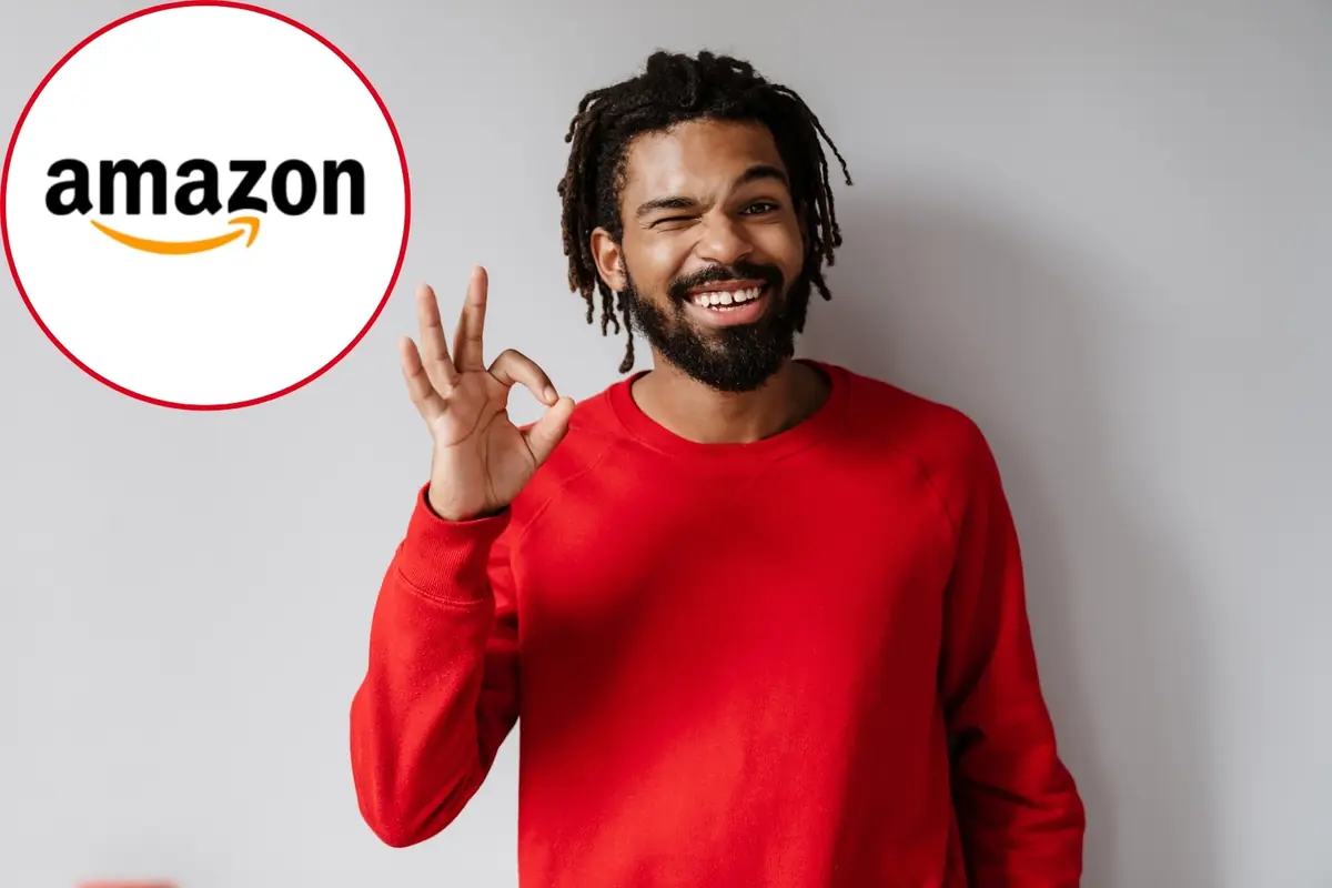 Montaje con hombre sonriente con suéter rojo, haciendo gesto de OK, junto al logotipo de Amazon en un círculo blanco con borde rojo