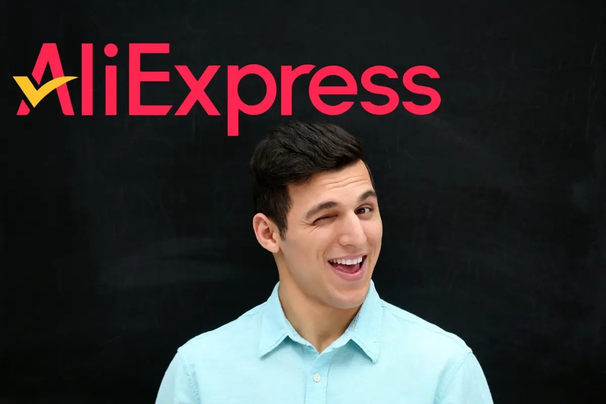 Montaje con hombre joven guiñando un ojo y sonriendo frente a un fondo negro con el logo de AliExpress en grande