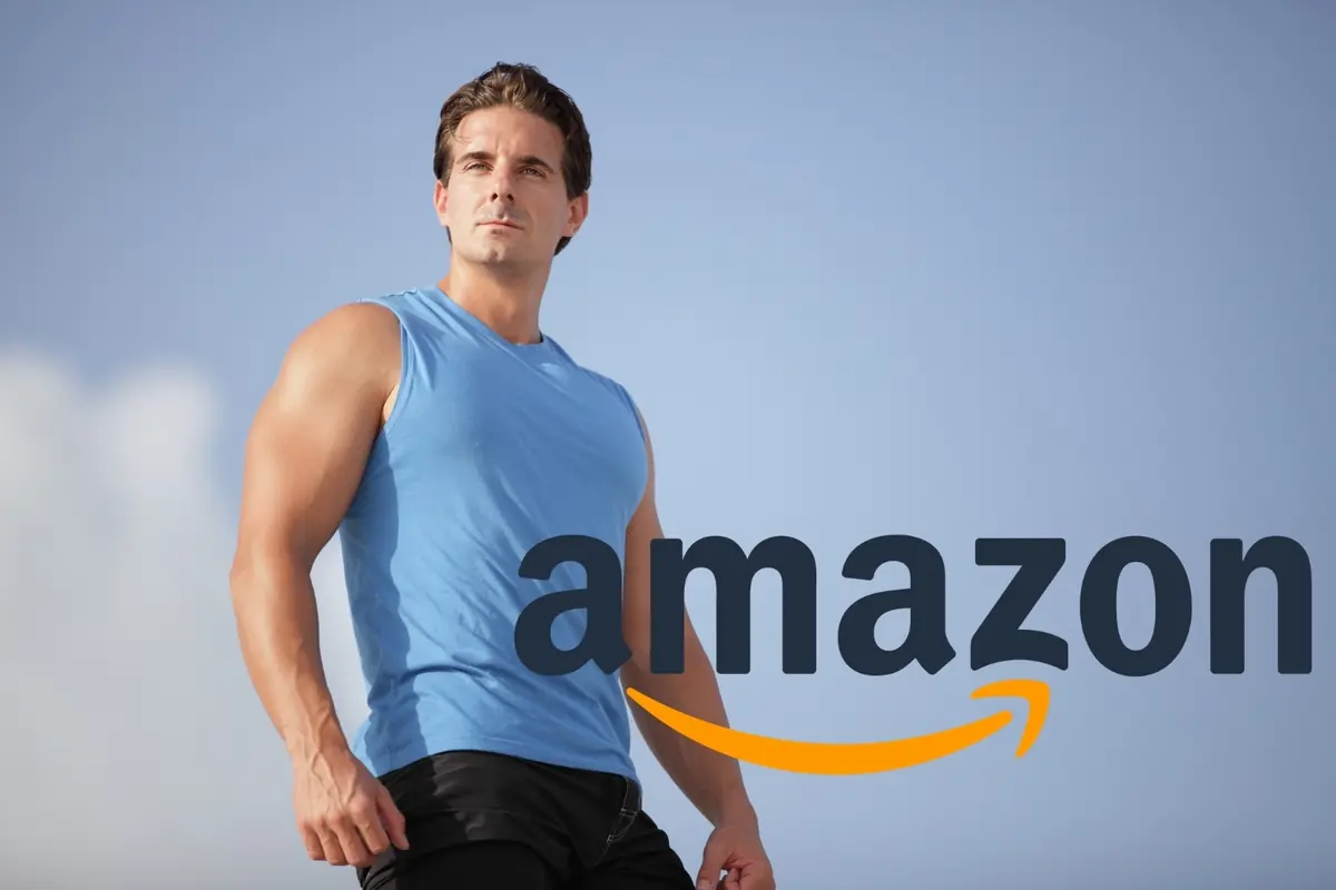 Montaje con hombre atlético, con camiseta sin mangas azul posando al aire libre, junto al logotipo de Amazon