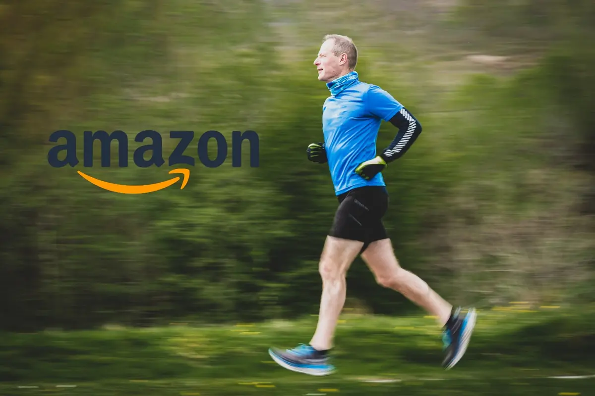 Montaje con hombre corriendo al aire libre, con ropa deportiva azul, junto al logotipo de Amazon sobre un fondo verde desenfocado