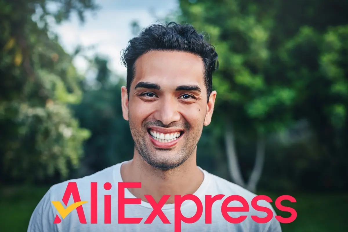 Montaje con hombre joven, sonriendo al aire libre, con el logo de AliExpress en la parte inferior de la imagen