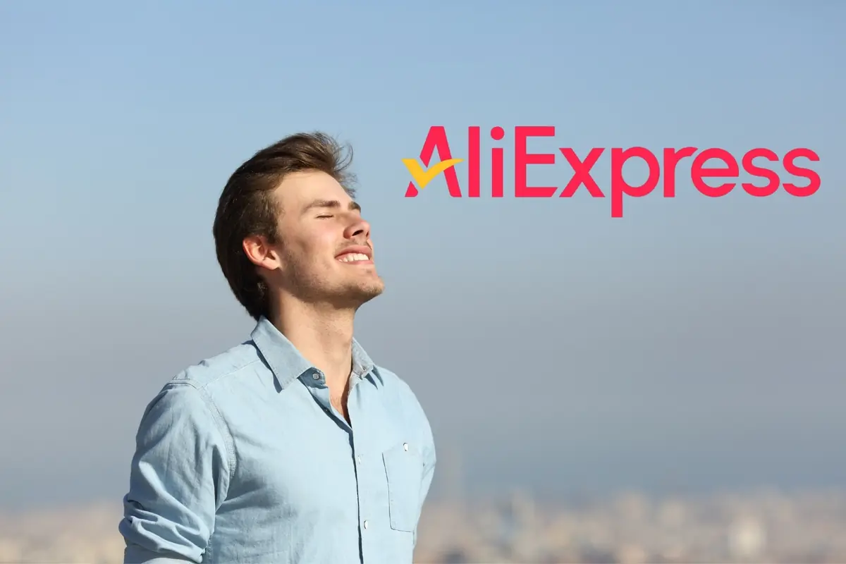Montaje con hombre joven, sonriendo con los ojos cerrados al aire libre, junto al logo de AliExpress sobre un cielo despejado
