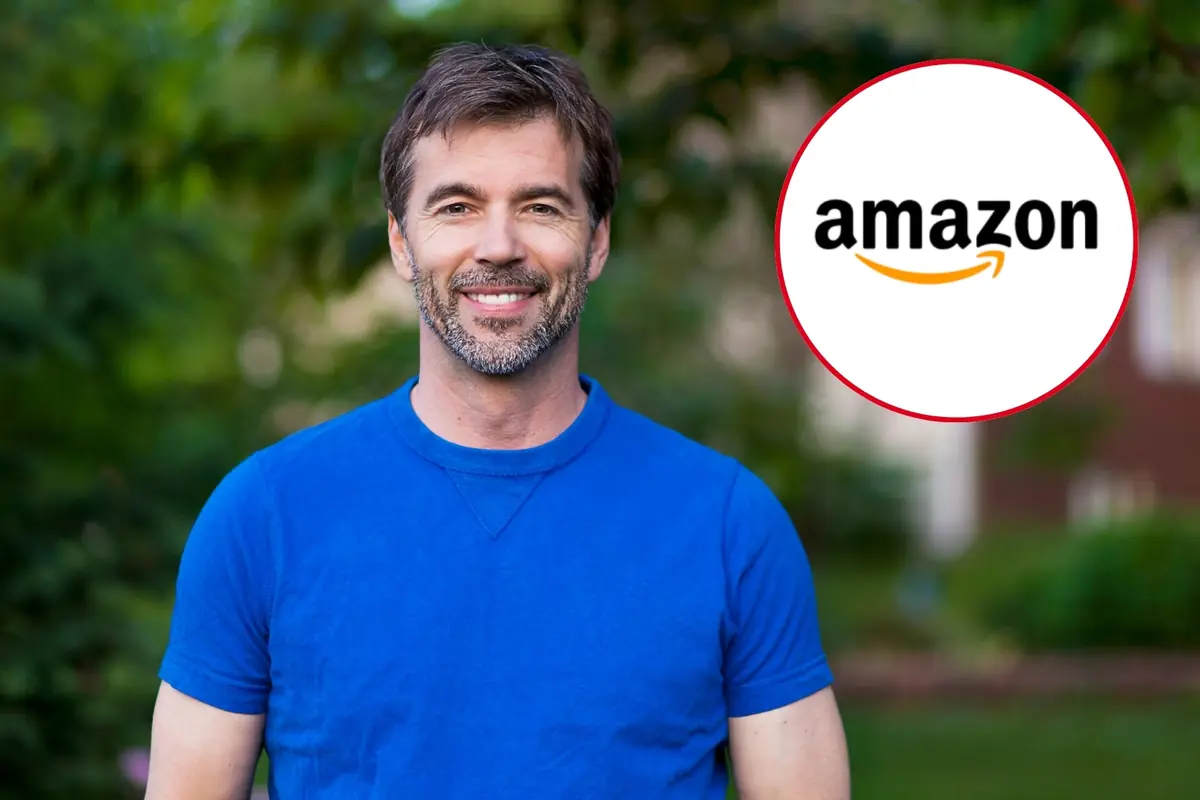 Montaje con hombre sonriente, con barba y con camiseta azul al aire libre, junto a un círculo con el logotipo de Amazon