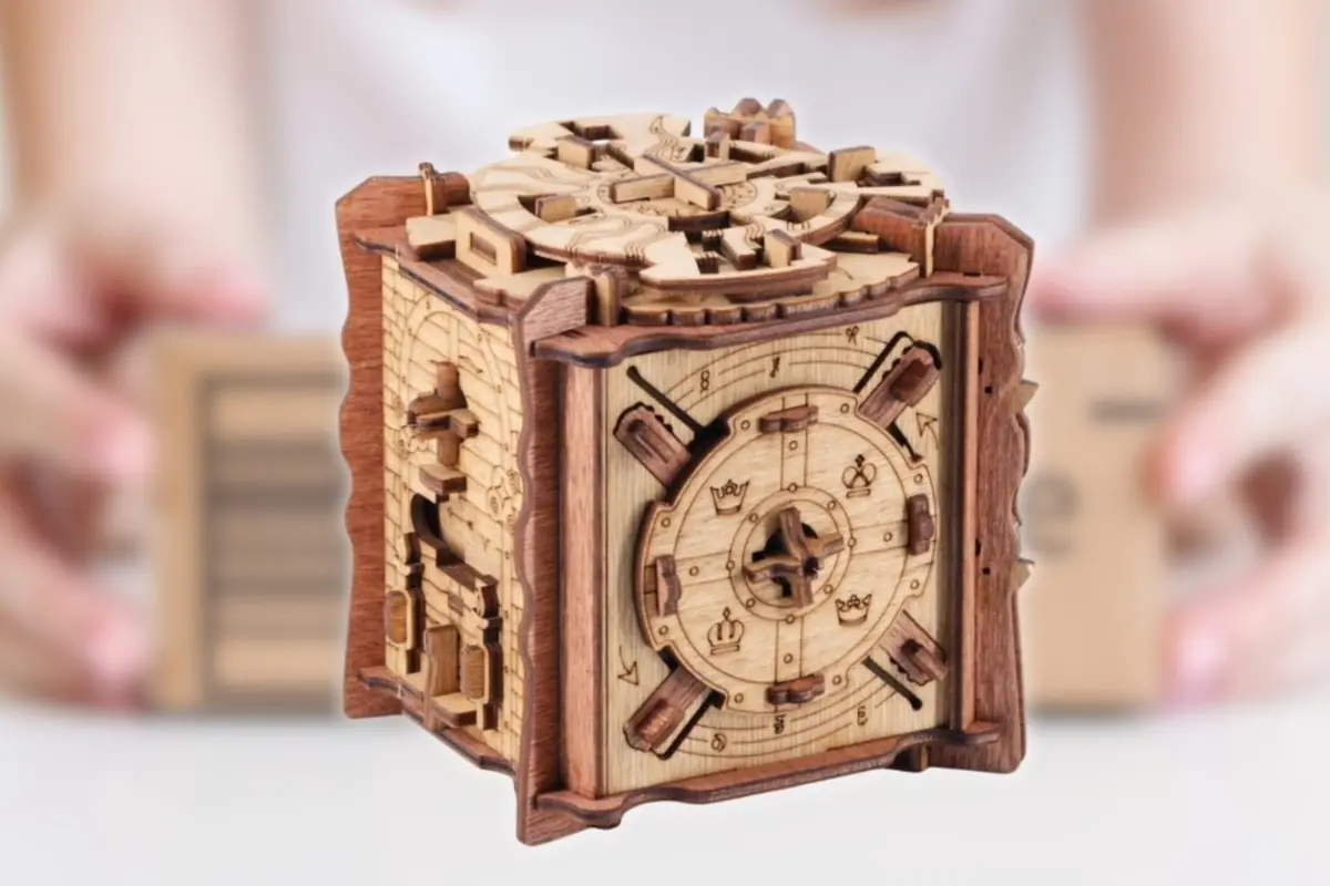 Montaje con rompecabezas mecánico de madera en forma de cubo con grabados detallados y mecanismos giratorios con un fondo desenfocado Montaje con rompecabezas mecánico de madera en forma de cubo con grabados detallados y mecanismos giratorios con un fondo desenfocado