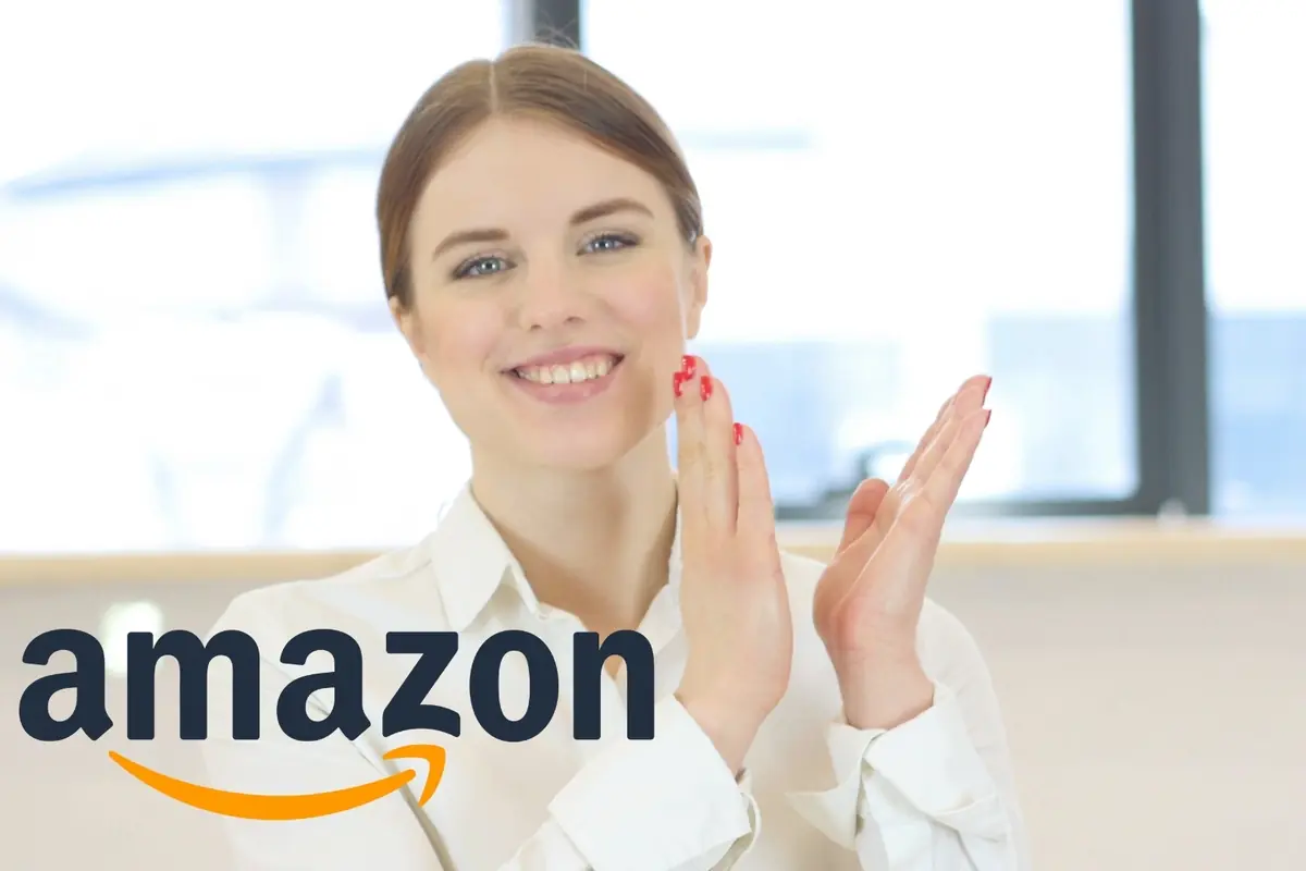Montaje con mujer joven sonriente aplaudiendo y el logo de Amazon en primer plano