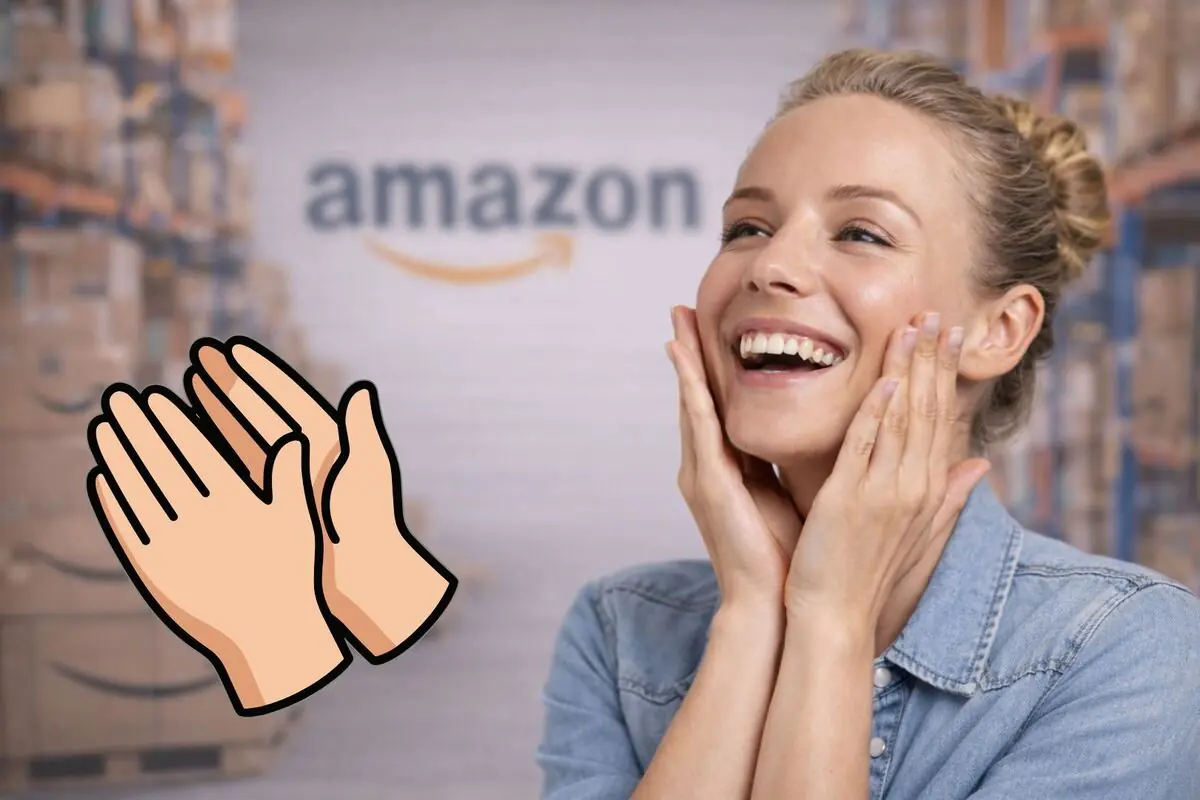 Mujer sonriente y emocionada frente a un fondo de almacén con el logo de Amazon y un emoji de manos aplaudiendo