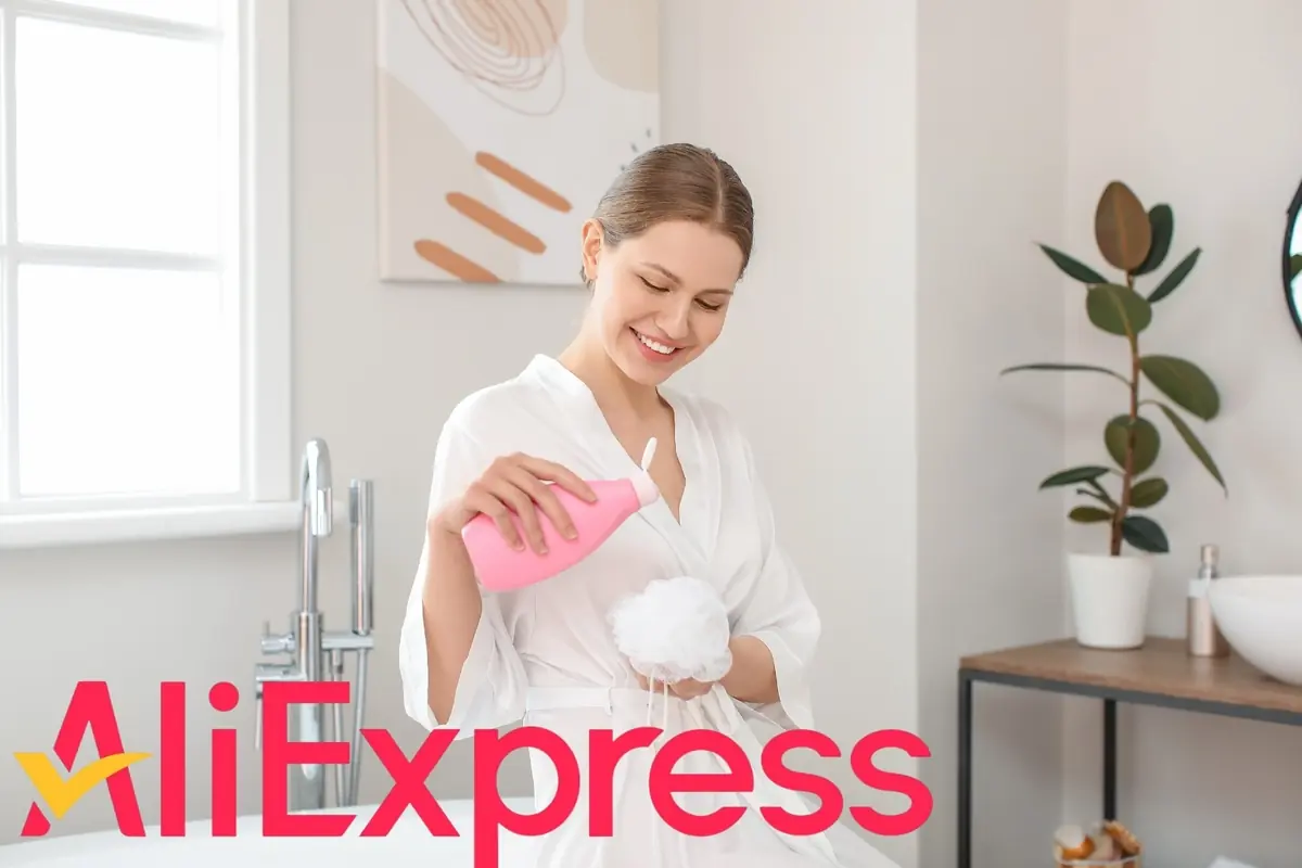 Montaje con mujer sonriente, en bata blanca aplicando gel de baño rosa sobre una esponja en un baño moderno, y el logotipo de AliExpress en primer plano