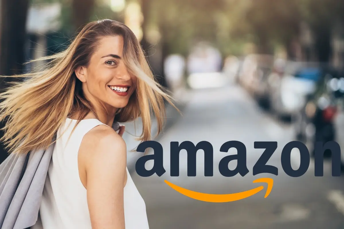 Montaje con mujer joven y rubia sonriendo, mientras camina por la calle, y el logo de Amazon en primer plano