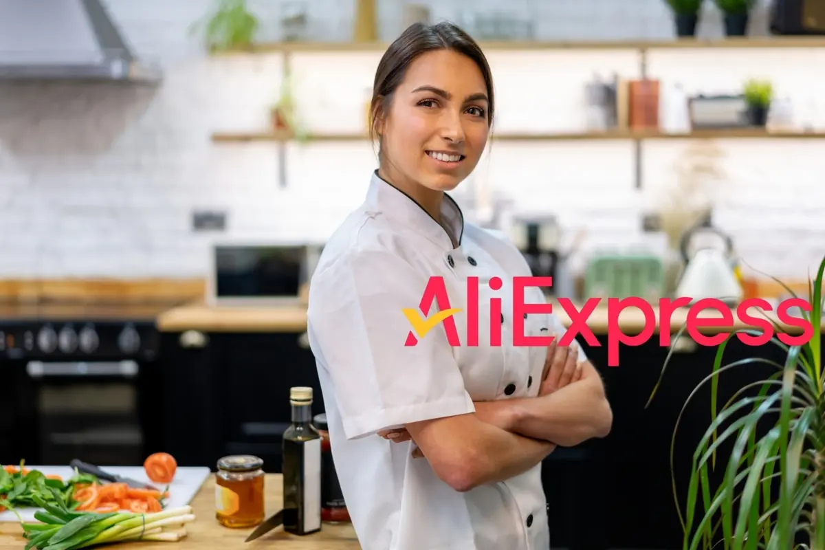 Montaje con cocinera joven, con uniforme blanco y sonriendo en una cocina moderna con ingredientes frescos sobre la mesa, y el logo de AliExpress en primer plano