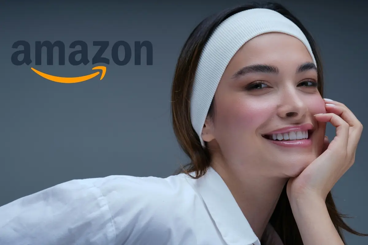 Montaje con mujer joven sonriendo, con cinta blanca en la cabeza, y el logotipo de Amazon al fondo