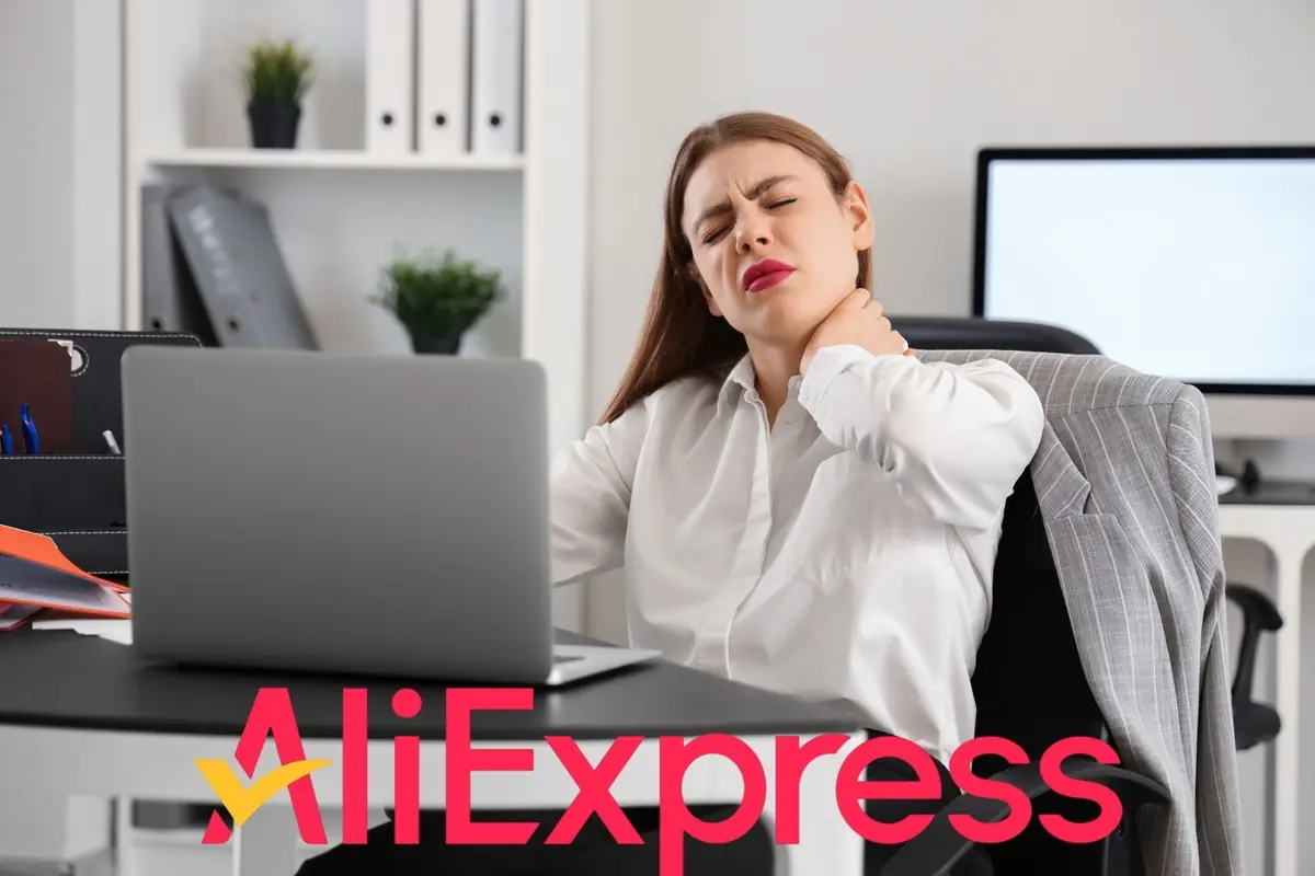 Montaje con mujer con dolor de cuello, trabajando frente a un portátil en la oficina, y el logotipo de AliExpress en primer plano