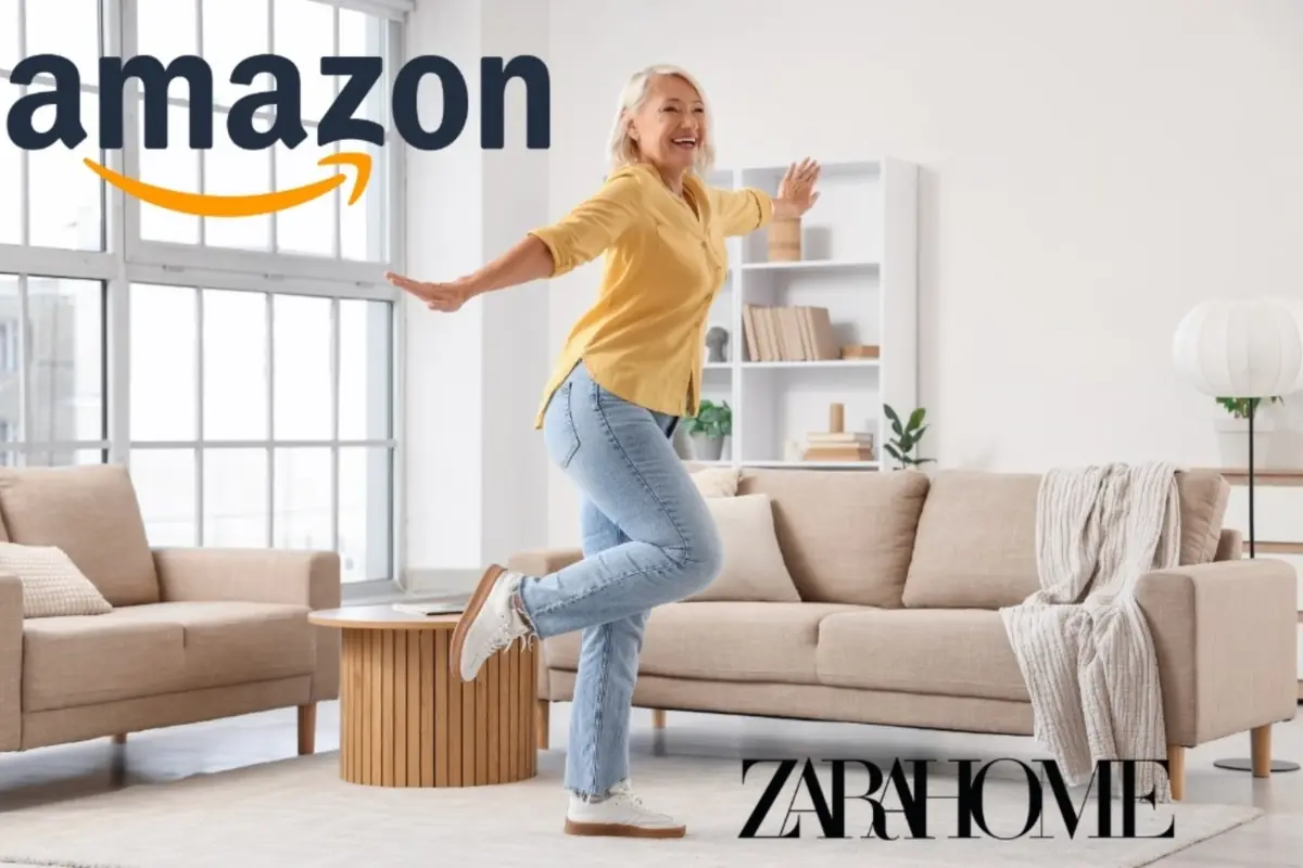 Montaje con una mujer madura sonriente saltando, en un salón moderno y luminoso con sofá beige, y logotipos de Amazon y Zara Home superpuestos