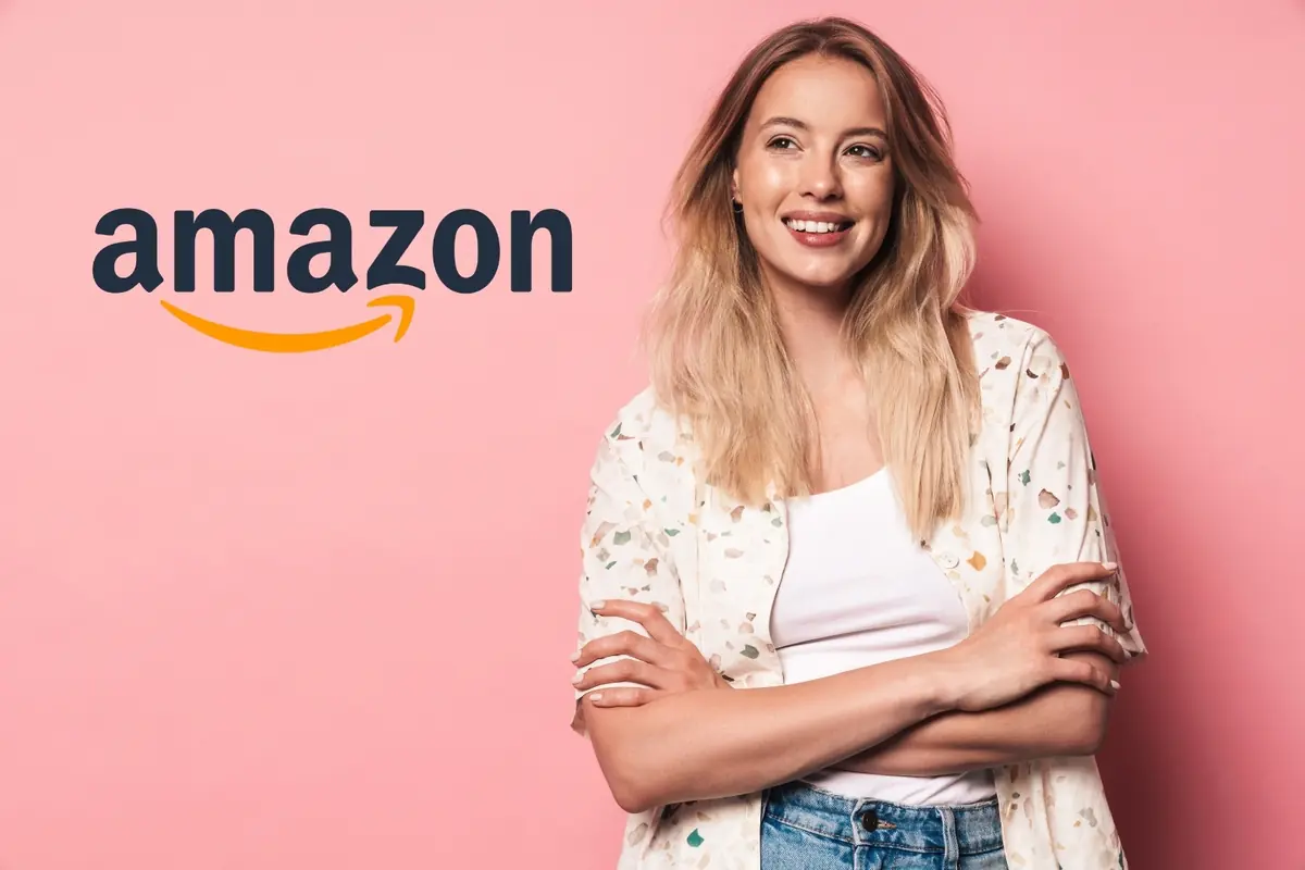 Montaje con mujer joven sonriente con los brazos cruzados frente a un fondo rosa junto al logotipo de Amazon