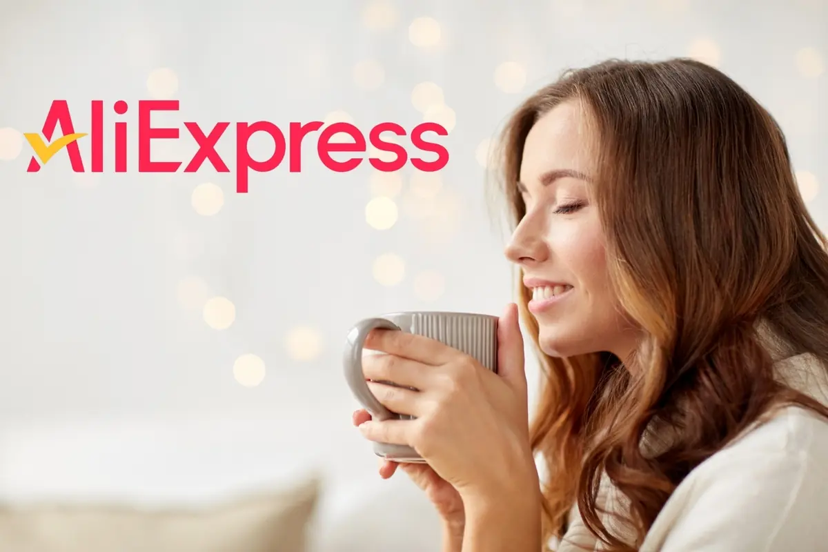 Montaje con mujer joven sonriendo, de perfil y ojos cerrados mientras sostiene una taza caliente, y el logo de AliExpress al fondo