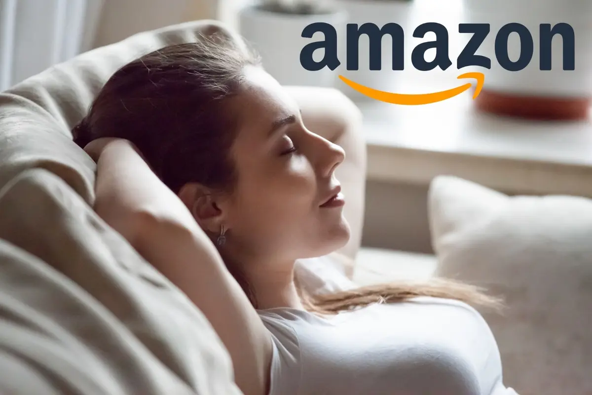 Montaje con mujer joven recostada y relajada en un sofá, con los ojos cerrados, junto al logotipo de Amazon