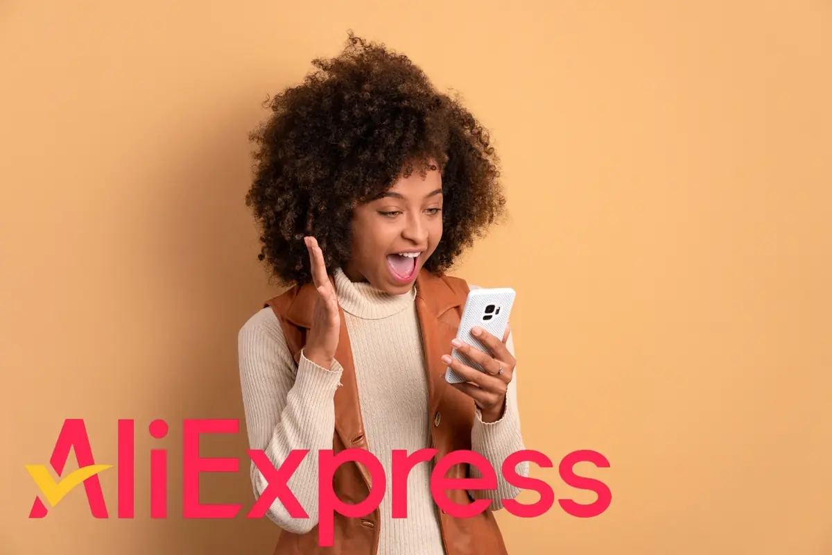 Montaje con mujer joven, emocionada mirando su teléfono móvil, con el logo de AliExpress en grande en la parte inferior de la imagen
