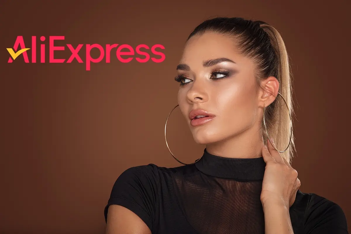 Montaje con mujer, con maquillaje elegante y aros grandes posando de perfil sobre fondo marrón, junto al logo de AliExpress